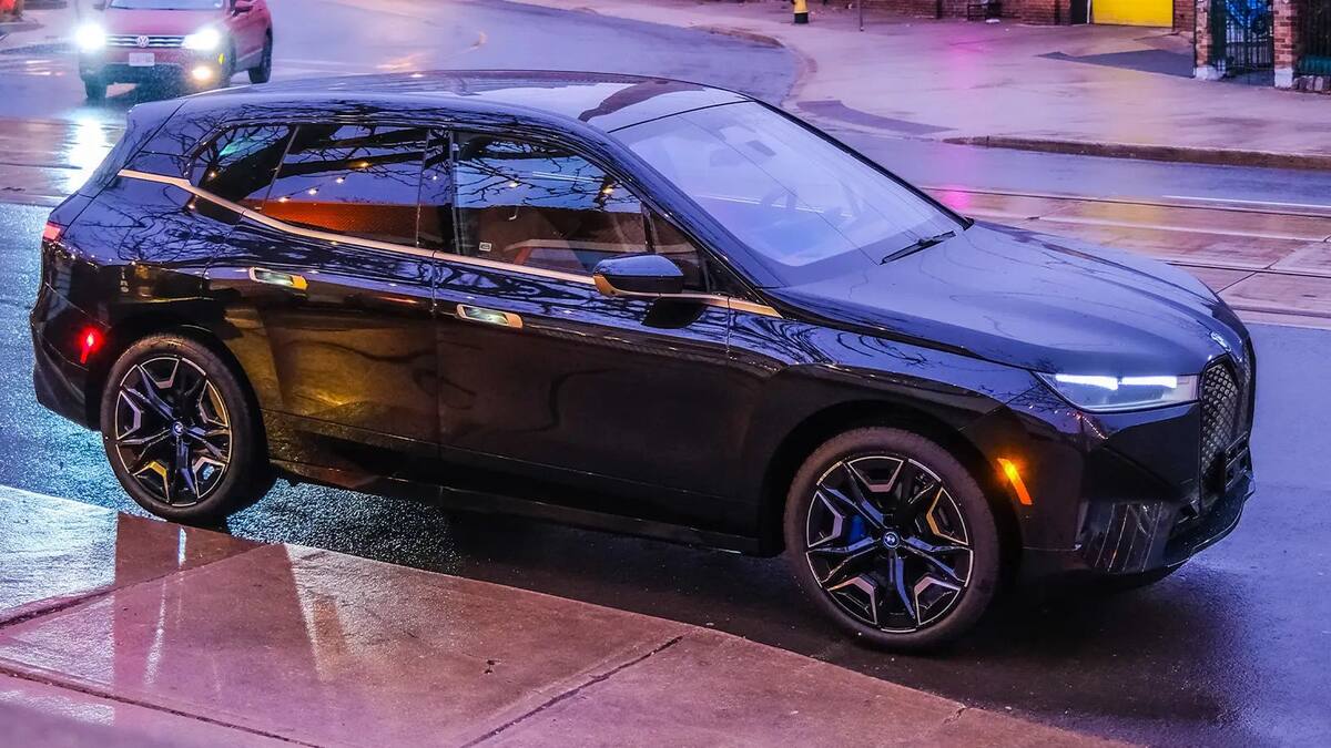 BMW iX M 2025
